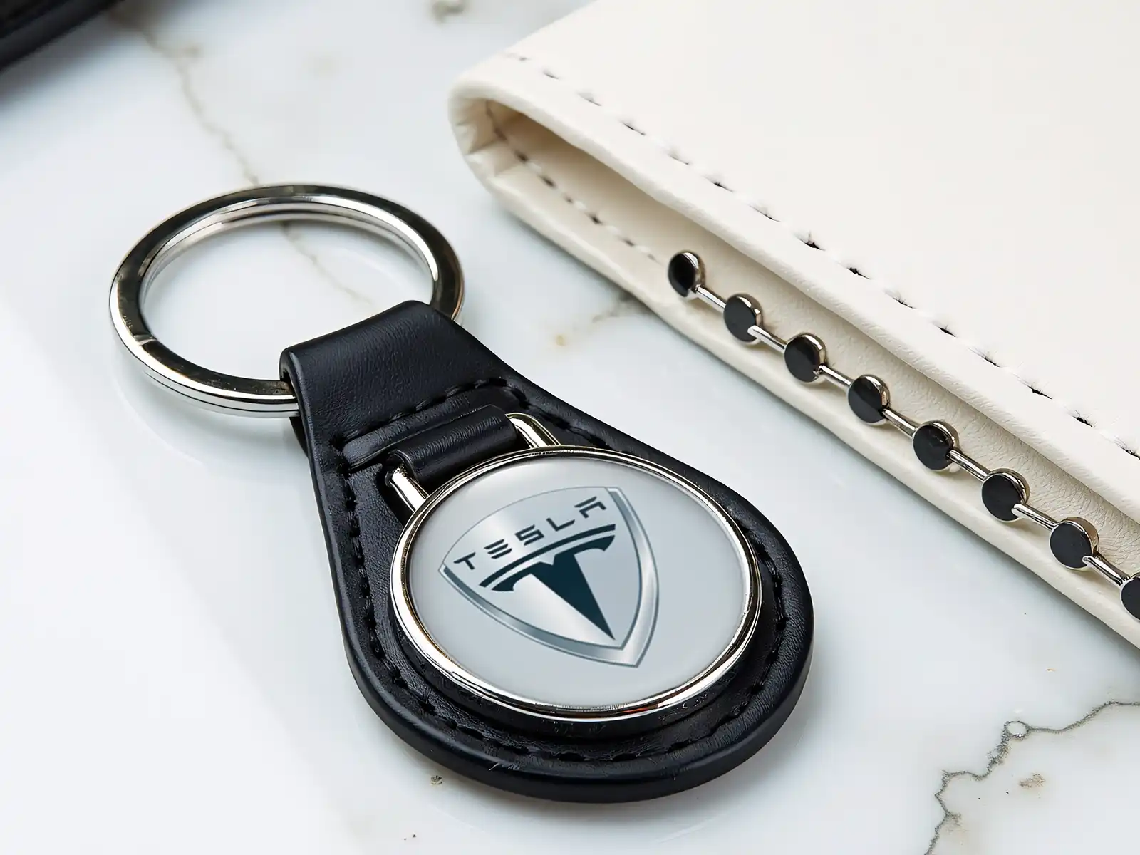 Tesla Cadena Llave Personal Cuero Alta Borde Máx